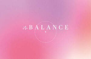 Logo »in Balance« auf einem Verlauf in Rosa, Lila, Creme