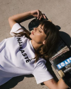 Model mit Tshirt von Ro&N mit Schriftzug Namasé