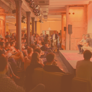 Jungrad Workshop, zwei Männer sitzzen auf Bühne mit zuhörendem Publikum