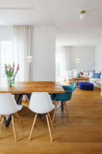Wohnzimmer mit Holztisch und Sofa